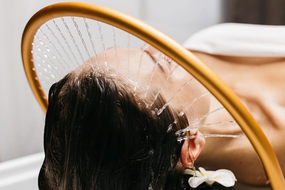 Head spa treatment with water arch