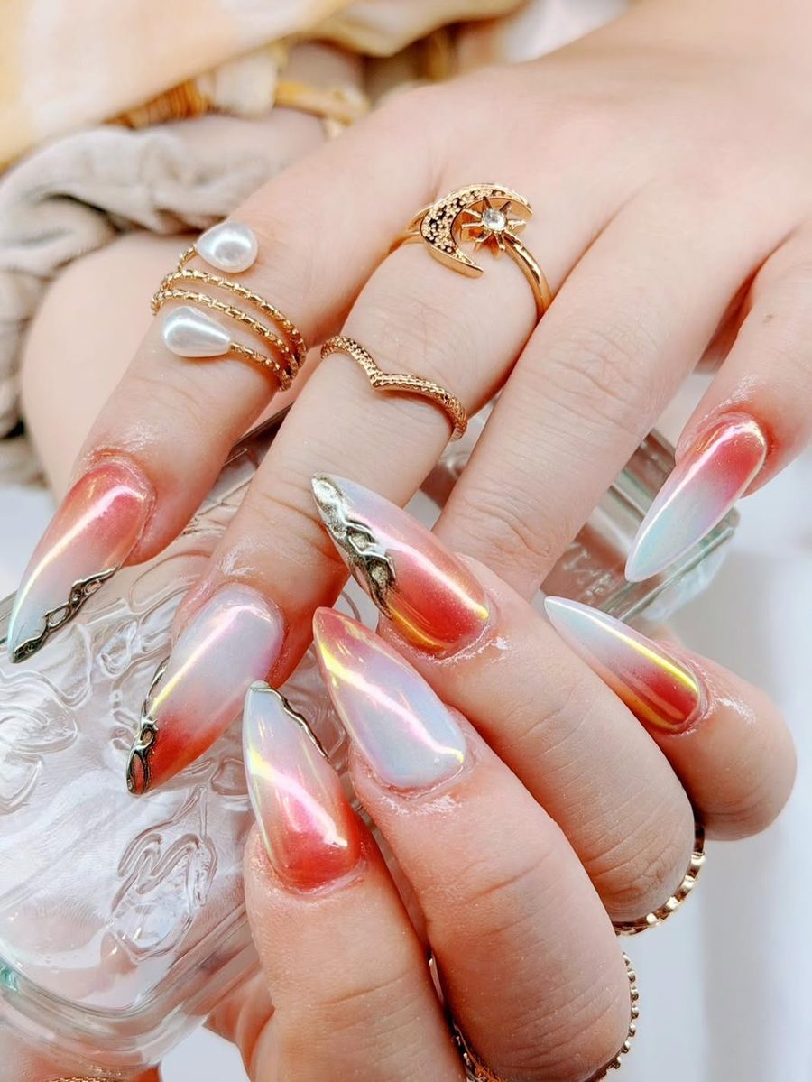 Sunset chrome nails with gold rings